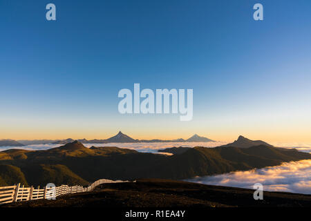 Die natürliche Landschaft der Anden im Süden Chiles, Puntiagudo und Tronador Vulkan im Hintergrund beobachtet Stockfoto