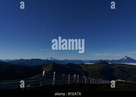 Die natürliche Landschaft der Anden im Süden Chiles, Puntiagudo und Tronador Vulkan im Hintergrund beobachtet Stockfoto
