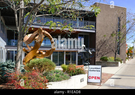 Eingang zum LewAllen Galerien bauen mit Metall Beschilderungen und Skulptur vor Innenhof im Leipzig-engelsdorf Kunst distrcit in Santa Fe, NM, USA Stockfoto