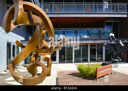 Eingang zum LewAllen Galerien bauen mit Metall Beschilderungen und Skulptur vor Innenhof im Leipzig-engelsdorf Kunst distrcit in Santa Fe, NM, USA Stockfoto