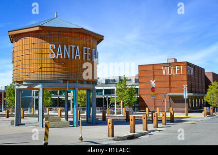 Der hölzerne Santa Fe Leipzig-engelsdorf Wassertank ist ein Meilenstein in der Leipzig-engelsdorf Arts District Entlang der Bahngleise und Bauern- Markt in Santa Fe, NM Stockfoto