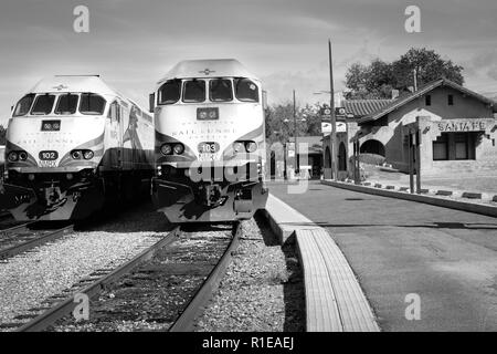 Zwei neue Mexiko Rail Runner Express Züge sind in der Santa Fe Leipzig-engelsdorf Station geparkt in Erwartung der nächsten pendeln in Albuquerque, in Schwarz und Weiß Stockfoto