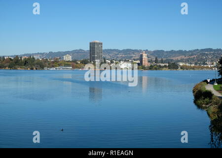 Blick auf Lake Merritt mit umliegenden Bürogebäuden in Oakland, Kalifornien, USA. Stockfoto