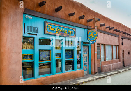 Die charmante alte Adobe Gebäude mit Türkis storefront Häuser der Golden Eye Schmuck Shop, direkt ab des Plaza in Santa Fe, NM Stockfoto