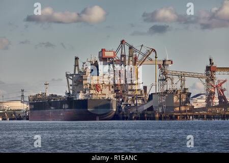 Industriehafen mit rostigen Strukturen Stockfoto