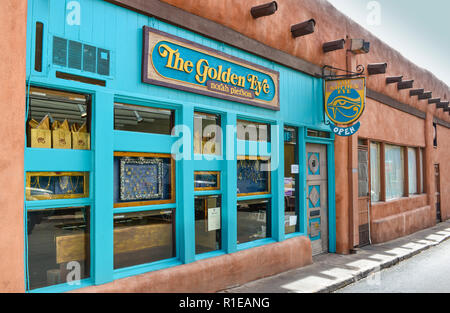 Die charmante alte Adobe Gebäude mit Türkis storefront Häuser der Golden Eye Schmuck Shop, direkt ab des Plaza in Santa Fe, NM Stockfoto