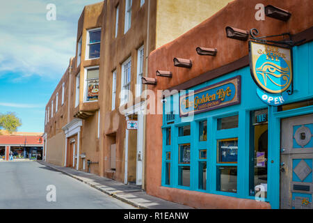 Die charmante alte Adobe Gebäude mit Türkis storefront Häuser der Golden Eye Schmuck Shop, direkt ab des Plaza in Santa Fe, NM Stockfoto