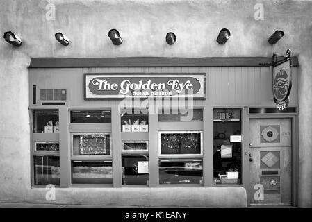 Die charmante alte Adobe Gebäude beherbergt das Golden Eye Schmuck Shop, spezialisiert auf handgefertigte, hohe Carat und Edelstein Schmuck in Santa Fe, NM, B&W Stockfoto