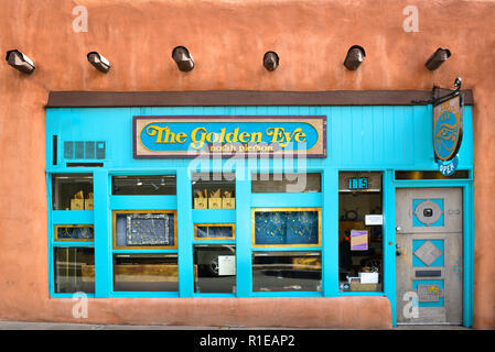 Die charmante alte Adobe Gebäude mit Türkis storefront Häuser der Golden Eye Schmuck Shop, direkt ab des Plaza in Santa Fe, NM Stockfoto