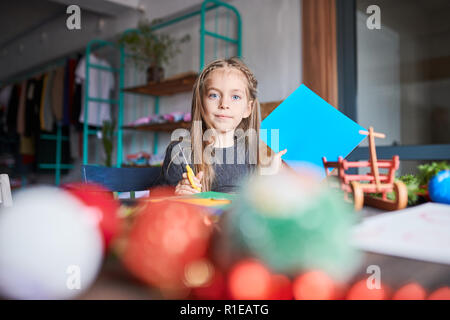 Mädchen machen Handgemachte vorhanden Stockfoto