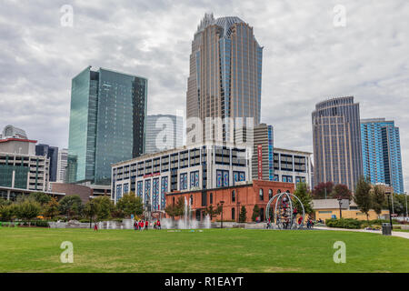 CHARLOTTE, NC, USA -11/08/18: Die erste Station Park verfügt über geräumige Spielplätze. Stockfoto