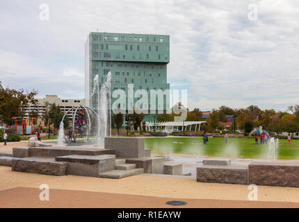 CHARLOTTE, NC, USA -11/08/18: Die erste Station Park verfügt über geräumige Spielplätze. Stockfoto