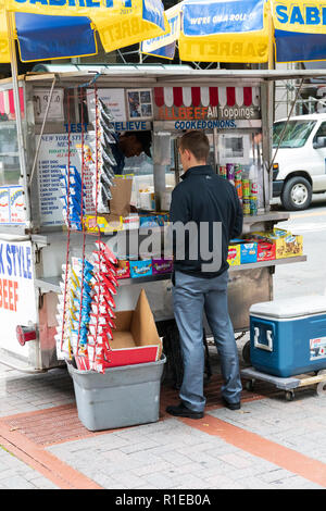 CHARLOTTE, NC, USA -10/30/18: Ein Mann stellt einen Auftrag an einem kleinen Warenkorb auf Tryon Street in Uptown. Stockfoto