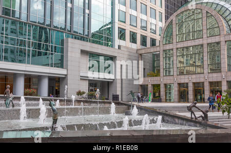 CHARLOTTE, NC, USA -11/08/18: Wasser Brunnen bei Wells Fargo Plaza mit Bronzestatuen von spielenden Kindern. Stockfoto