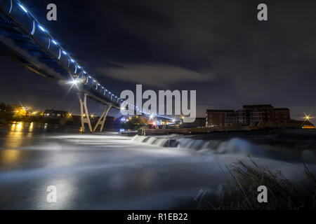 Castleford Fußgängerbrücke über den Fluss Aire Stockfoto