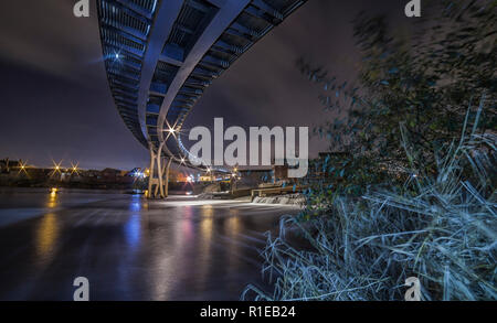 Castleford Fußgängerbrücke über den Fluss Aire Stockfoto