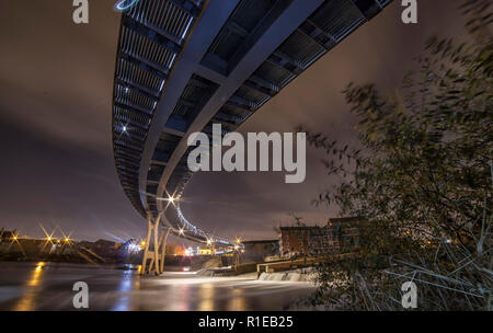 Castleford Fußgängerbrücke über den Fluss Aire Stockfoto