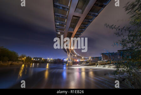 Castleford Fußgängerbrücke über den Fluss Aire Stockfoto