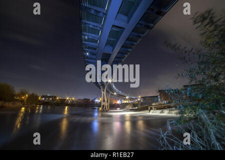 Castleford Fußgängerbrücke über den Fluss Aire Stockfoto