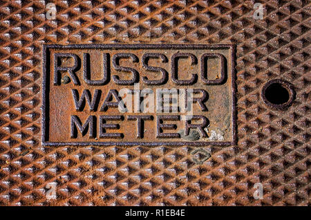Eine verrostete Russco Wasserzähler Deckel wird abgebildet auf Dauphin Street, Nov. 3, 2018, in Mobile, Alabama. (Foto von Carmen K. Sisson Stockfoto