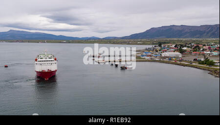 Passagier- und Autofähre, Vorbereitung Dockingmanöver in der Stadt Puerto Natales, Chile Stockfoto