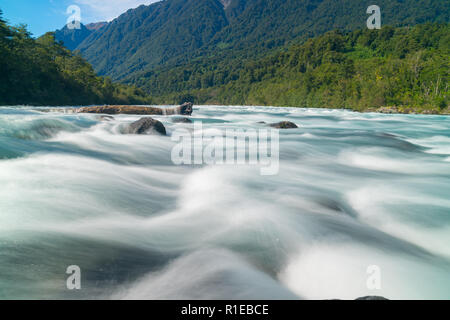 Landschaft von einem Teil des Flusses Petrohue, einem natürlichen Wasserfall, Todos Los Santos See beginnt. Süden von Chile Stockfoto