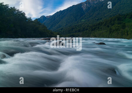 Landschaft von einem Teil des Flusses Petrohue, einem natürlichen Wasserfall, Todos Los Santos See beginnt. Süden von Chile Stockfoto