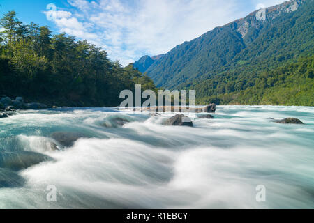 Landschaft von einem Teil des Flusses Petrohue, einem natürlichen Wasserfall, Todos Los Santos See beginnt. Süden von Chile Stockfoto