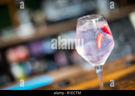 Nahaufnahme einer rosa Cocktail dekoriert mit Erdbeere. Stockfoto
