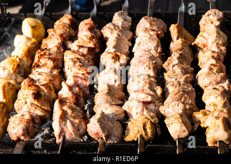 Frisch gegrilltes Fleisch am Spieß auf Grill Nahaufnahme Stockfoto