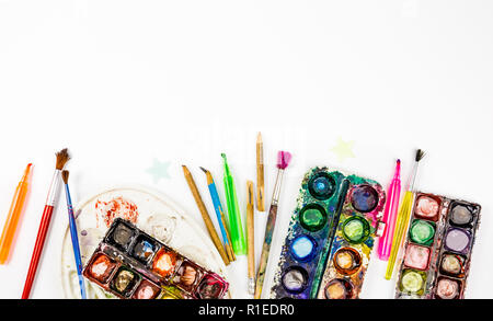 Hässliche alte gebrauchte Schulsachen auf weißem Hintergrund. Zeit alte mit neuen oder in der Schule Ende Konzept zu ersetzen. Stockfoto