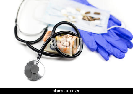 Spenden im Gesundheitswesen Industrie Konzept. Geld mit medizinischen Instrumenten isoliert auf Weiss. Stockfoto