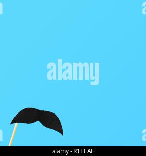 Blauer Hintergrund mit gefälschten schwarzen Schnurrbart auf einem Stick Stock Vektor