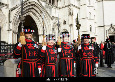 Yeoman Warders (auch Beefeaters bekannt) in den zeremoniellen Uniform, außerhalb der Royal Courts of Justice in London, England, UK. Stockfoto