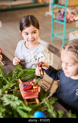 Kinder Weihnachtsgeschenke Stockfoto