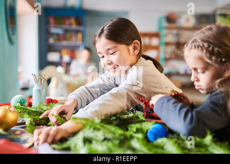 Kinder, Weihnachtsgeschenke Stockfoto