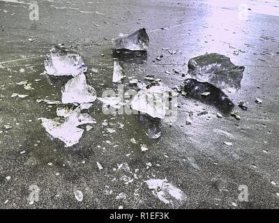 Das Eis der Arktis. Gebrochene Stücke Gletscher schwimmen auf große Eisscholle zum Ozean Stockfoto