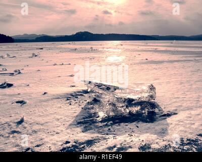 Das Eis der Arktis. Gebrochene Stücke Gletscher schwimmen auf große Eisscholle zum Ozean Stockfoto