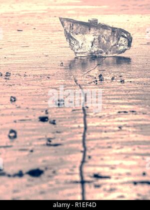 Das Eis der Arktis. Gebrochene Stücke Gletscher schwimmen auf große Eisscholle zum Ozean Stockfoto