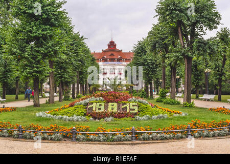 Karlovy Vary, Tschechische Republik. August 18, 2015: Elizabeth's Spa. Die Gärten sind im Park Smetana befindet. Der Park ist zu Ehren der Tschechischen c benannt Stockfoto