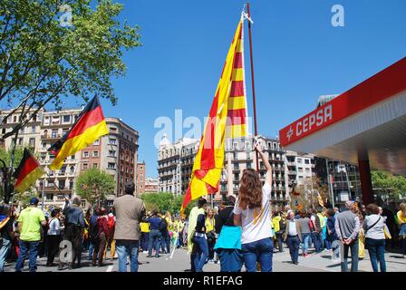 Katalanen wave Flags während einer Llibertat Presos Politik (politische Gefangene) März in Barcelona, Spanien am 15. April 2018. Stockfoto