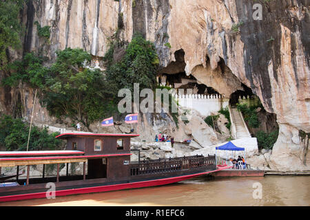 Touristen Schiff festgebunden außerhalb oder Tham Ting Pak Ou Höhlen auf Mekong Tour. Pak Ou, Provinz Luang Prabang, Laos, Südostasien Stockfoto