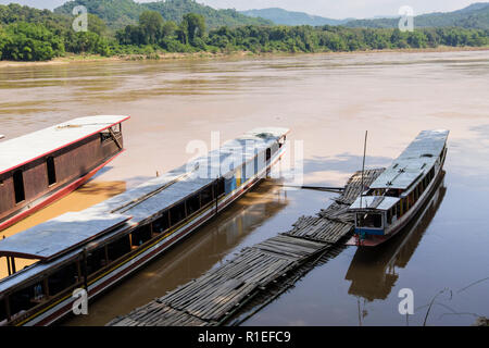 Hohes Ansehen der Touristen Boote von hölzernen Steg bei Pak Ou Höhlen von Tham Ting am Mekong. Pak Ou, Provinz Luang Prabang, Laos, Südostasien Stockfoto