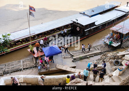 Hohes Ansehen der Touristen Boote von Jetty unter Schritte zu den Pak Ou Höhlen von Tham Ting am Mekong. Pak Ou, Provinz Luang Prabang, Laos, Asien Stockfoto