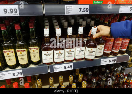 Private label Marke Alkohole in einen LIDL Supermarkt Stockfoto