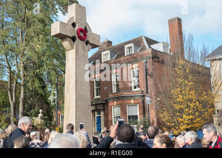 Das Kriegerdenkmal in Bury St Edmunds auf das Gedenken Sonntag. Erinnerung der Sonntag ist ein Tag für das Vereinigte Königreich für diejenigen, die ihr Leben geopfert haben die Freiheit des britischen Volkes zu schützen und zu ehren. Bury St. Edmunds, Suffolk, England 11/11/18. Stockfoto