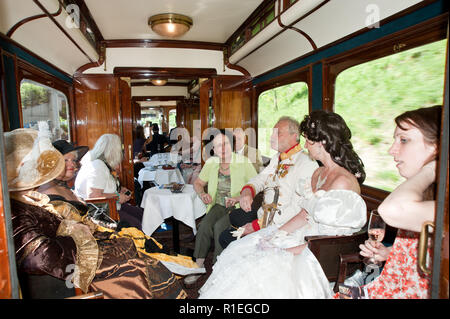 Historischer Zug der Lokalbahn Wien-Baden", Badnerbahn', mit Kaiserpaar Stockfoto