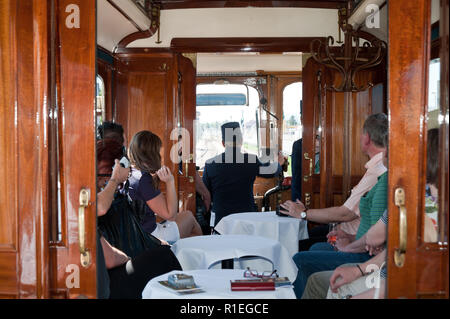 Historischer Zug der Lokalbahn Wien-Baden", Badnerbahn', mit Kaiserpaar Stockfoto