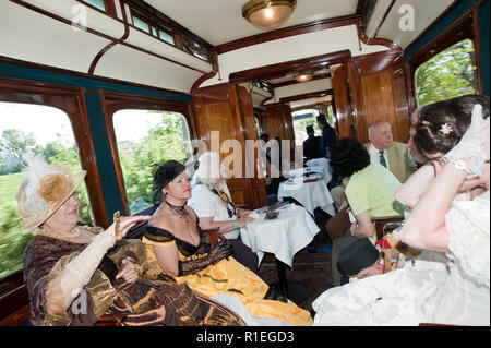 Historischer Zug der Lokalbahn Wien-Baden", Badnerbahn', mit Kaiserpaar Stockfoto