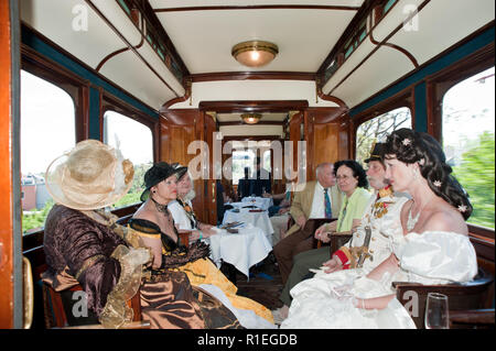 Historischer Zug der Lokalbahn Wien-Baden", Badnerbahn', mit Kaiserpaar Stockfoto